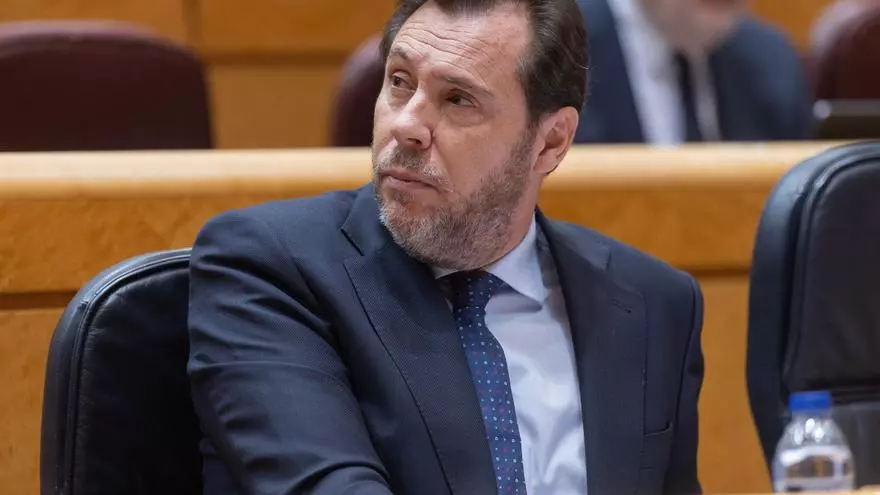 Los senadores del PP reciben a Puente con gritos de "dimisión, dimisión" en su comparecencia por los accidentes ferroviarios