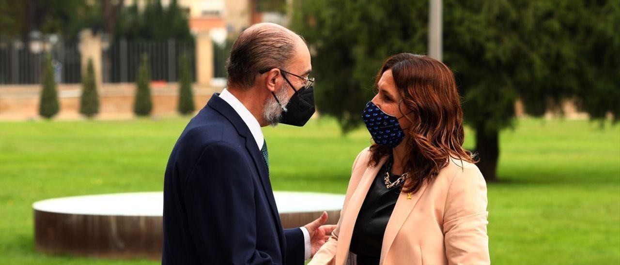 Javier Lambán y Laura Vilagrà se saludan en el Pignatelli.