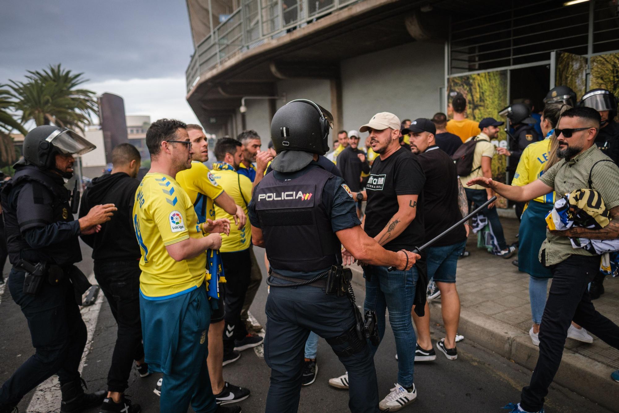 Ambiente e incidentes de la afición de la UD Las Palmas antes de llegar al Heliodoro