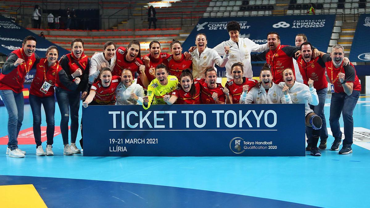 Las jugadoras de la
selección celebran
el pase.  f.calabuig