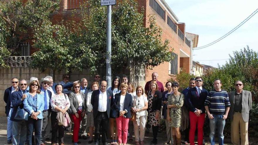 La familia de Pedro Matía, concejales y representantes de la Confederación en la calle que lleva el nombre del ingeniero.