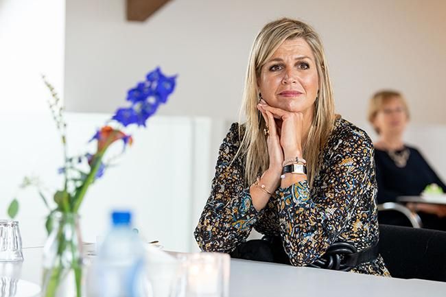 Primer plano de Maxima de Holanda con vestido estampado largo