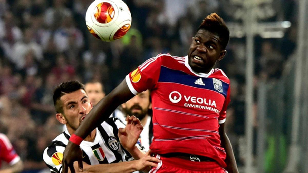 Samuel Umtiti en un partido con el Olympique de Lyon. El equipo galo pide 32 millones por dejarlo salir