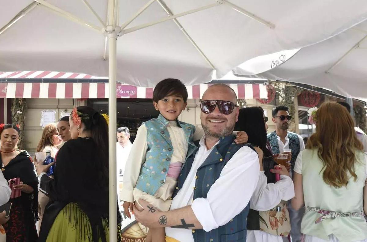 Un padre sostiene a su hijo en la Plaza de Las Flores.