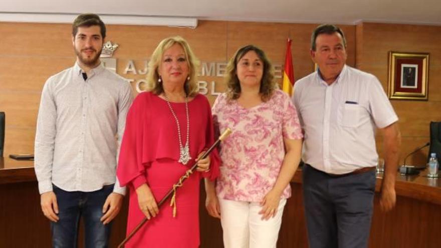 Josefina Tena, con la vara de mando, junto a los otros tres regidores socialistas.