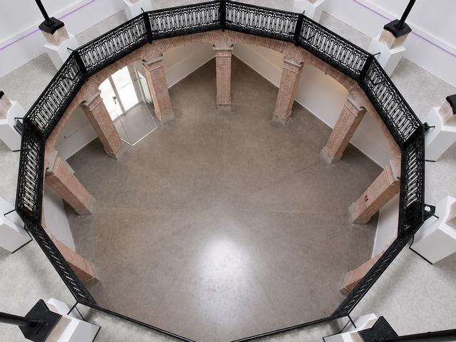 Imagen del interior de la Gallera en su estado actual, antes de la instalación artística de La Gallera Art.