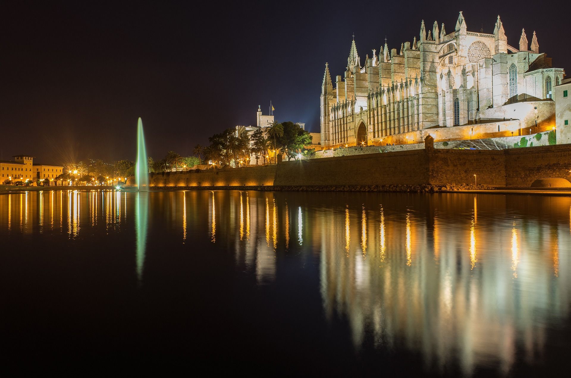 La Catedral de Palma de Mallorca iluminada por la noche