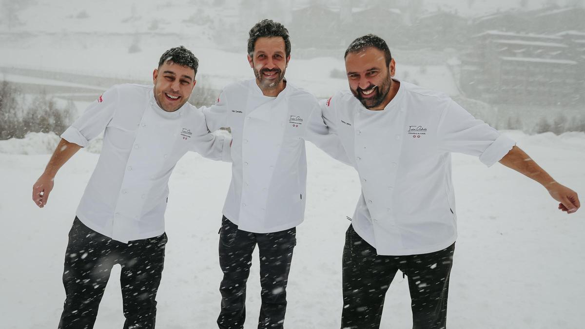 Ivan Cerdeño con su equipo de cocina