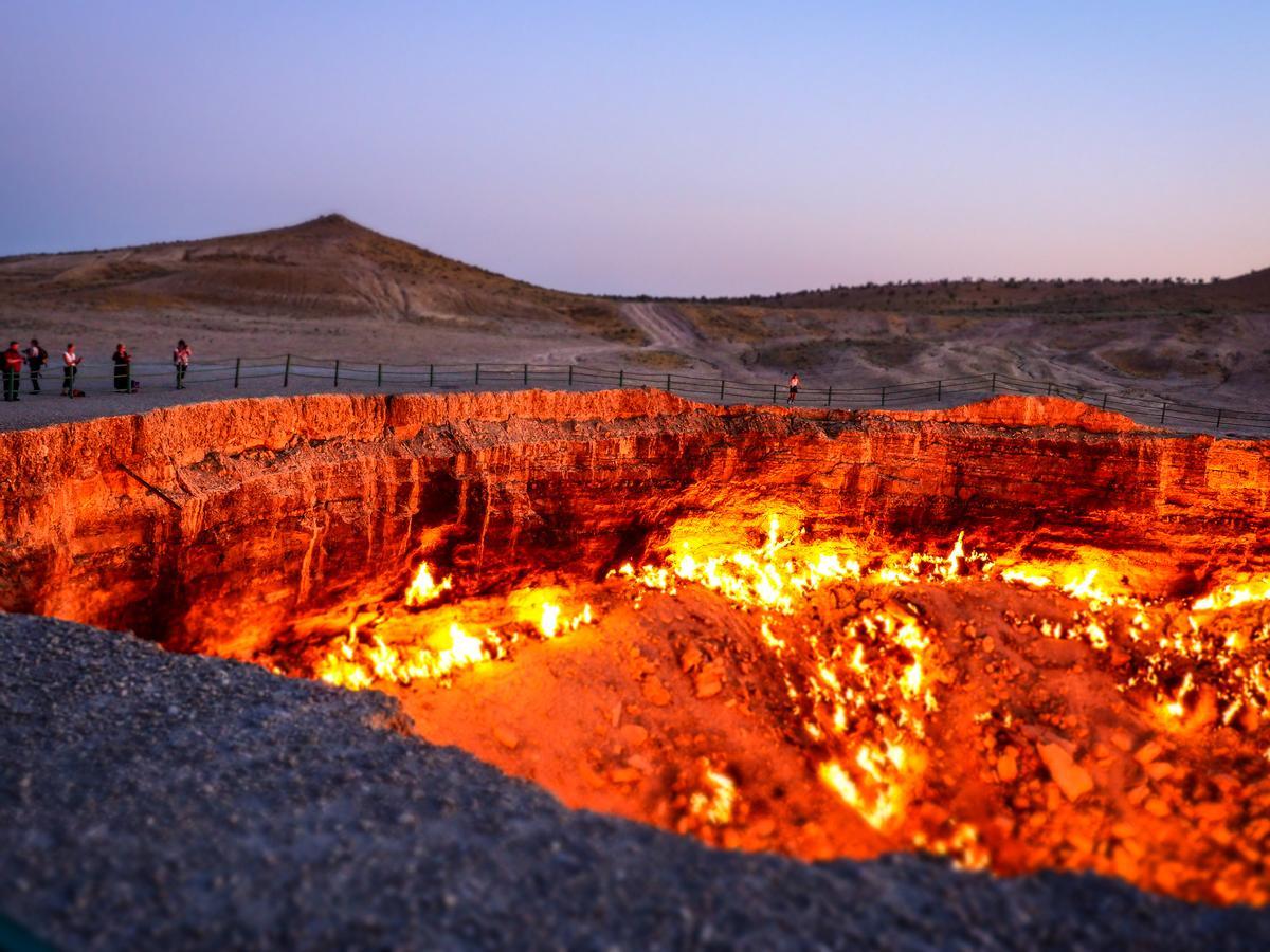 Cráter de Darvazá al atardecer