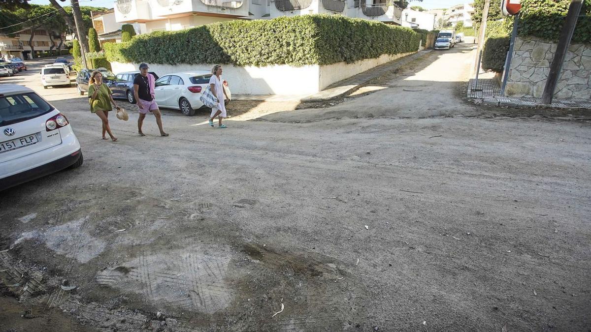 Un dels carrers de la urbanització de la Fosca que s’asfaltarà en el marc de les obres. | MARC MARTÍ