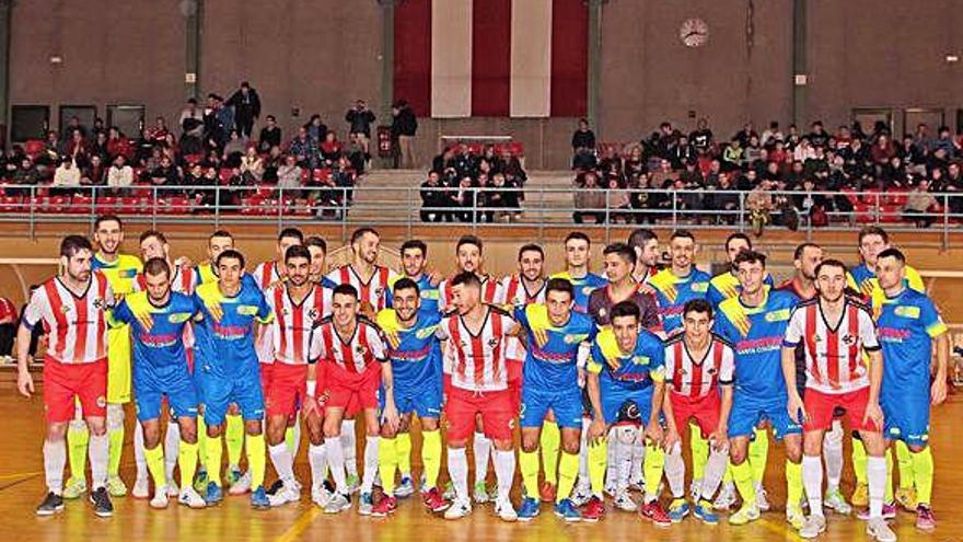 Els jugadors del Manresa FS i de l&#039;Industrias Santa Coloma en la celebració del 40è aniversari del club