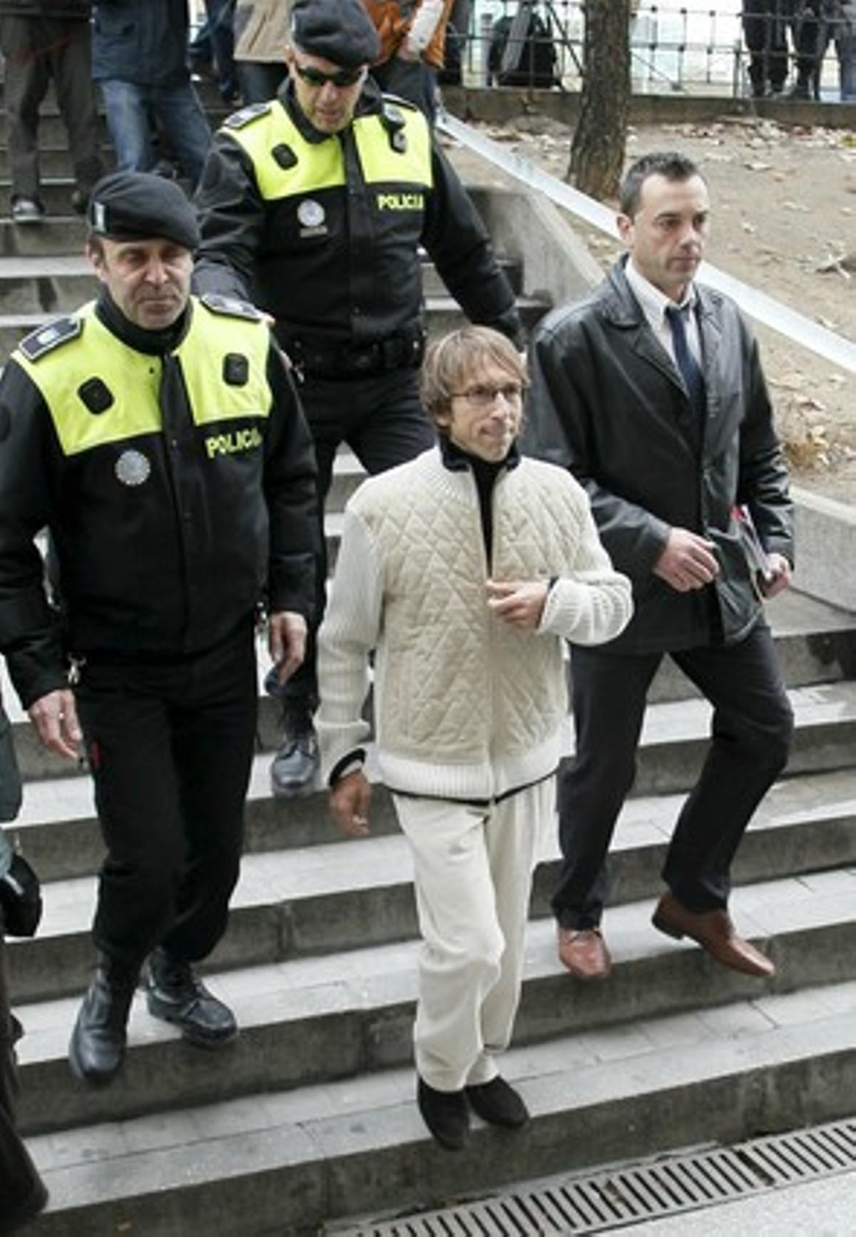 L’exatleta Alberto García surt del Jutjat d’Instrucció número 24 de Madrid després de prestar declaració, avui.