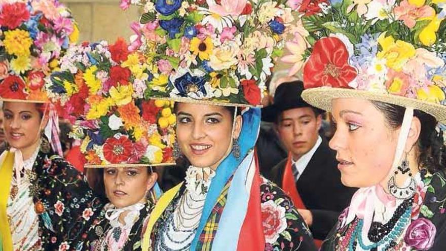 Las damas con sus vistosos sombreros de flores