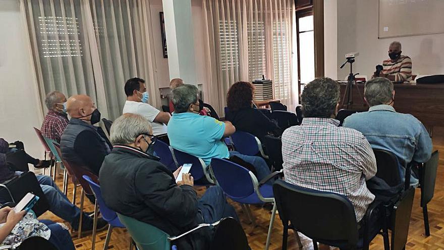 Lito García se dirige a los asistentes en la presentación de Mieres. | A. V.