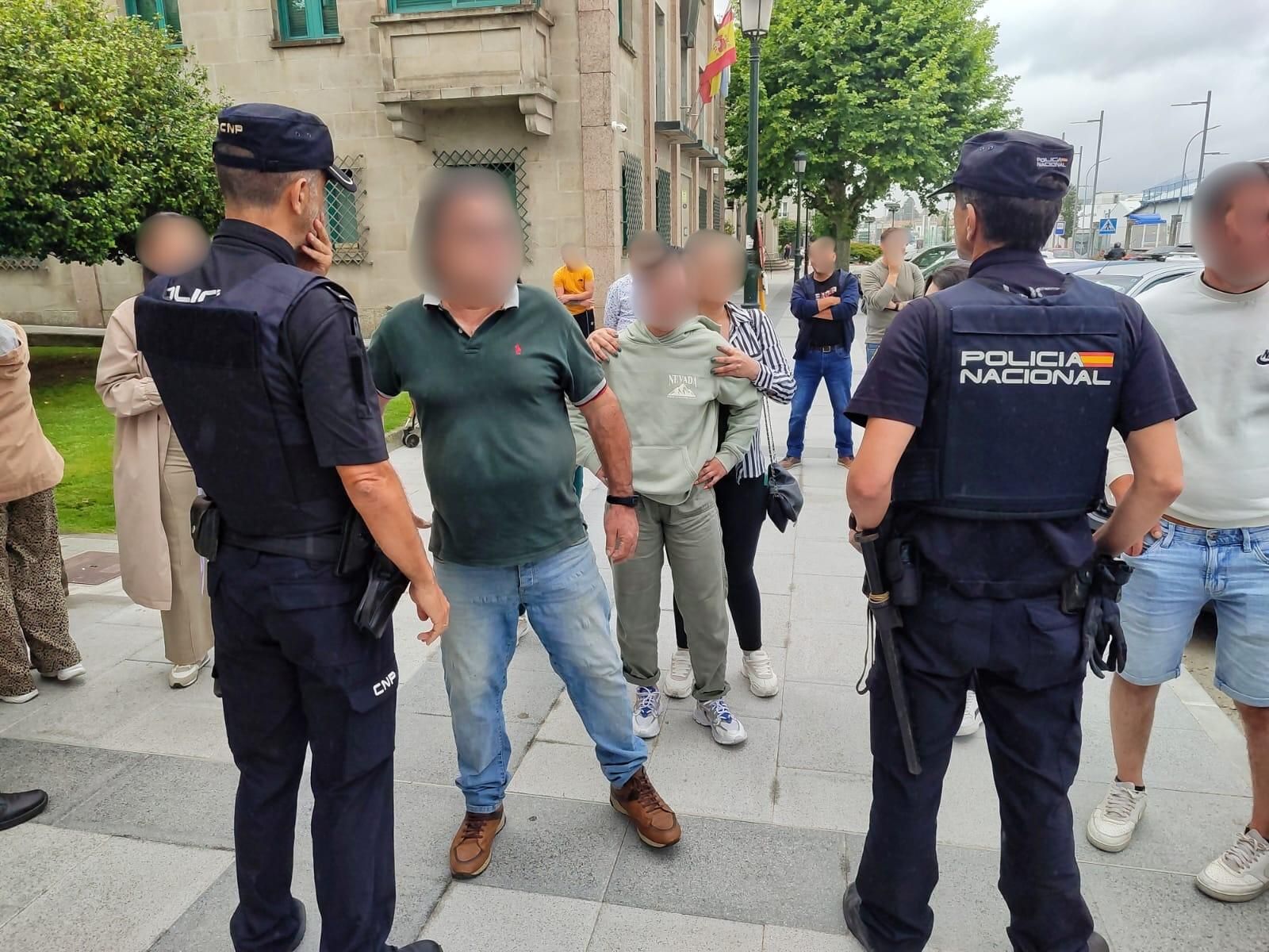 Momentos de tensión en la llegada al juzgado de Marín del monitor de piscina acusado de agresiones sexuales a menores