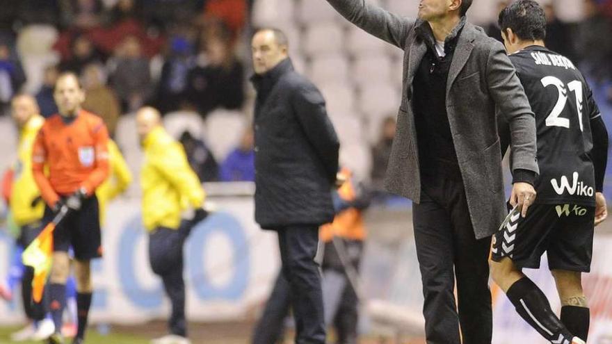 Gaizka Garitano da órdenes a sus jugadores, con Víctor Fernández al fondo, durante una visita del Eibar a Riazor en la temporada 14-15.