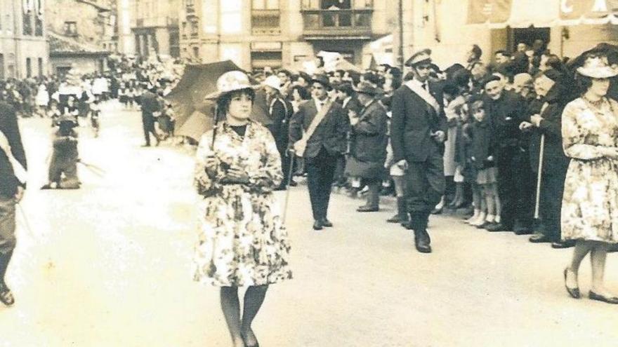 El desfile de los Sidros en los Güevos Pintos de hace sesenta años.