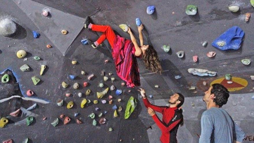 Olivia, en horizontal, vigilada por el creador del rocódromo, Alejandro Pellegrino.