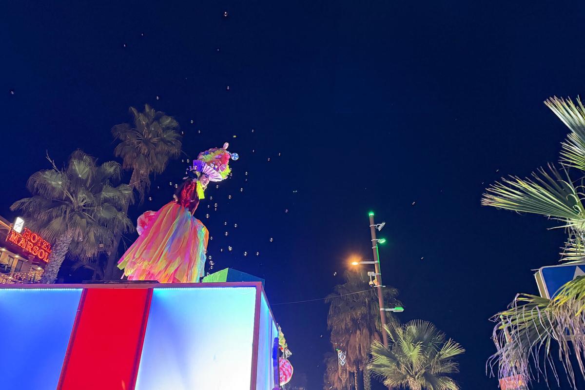 Una participant de la carrossa que tirava caramels a Lloret de Mar