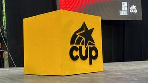 El nuevo logotipo de la CUP, en un acto en Capellades, este domingo.