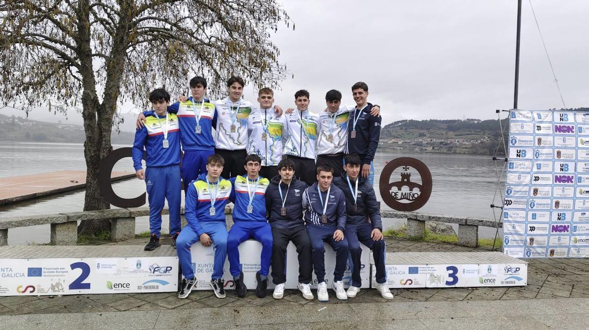 Podio juvenil masculino del K-4, con el Ría de Aldán como campeón de la categoría. | Fegapi