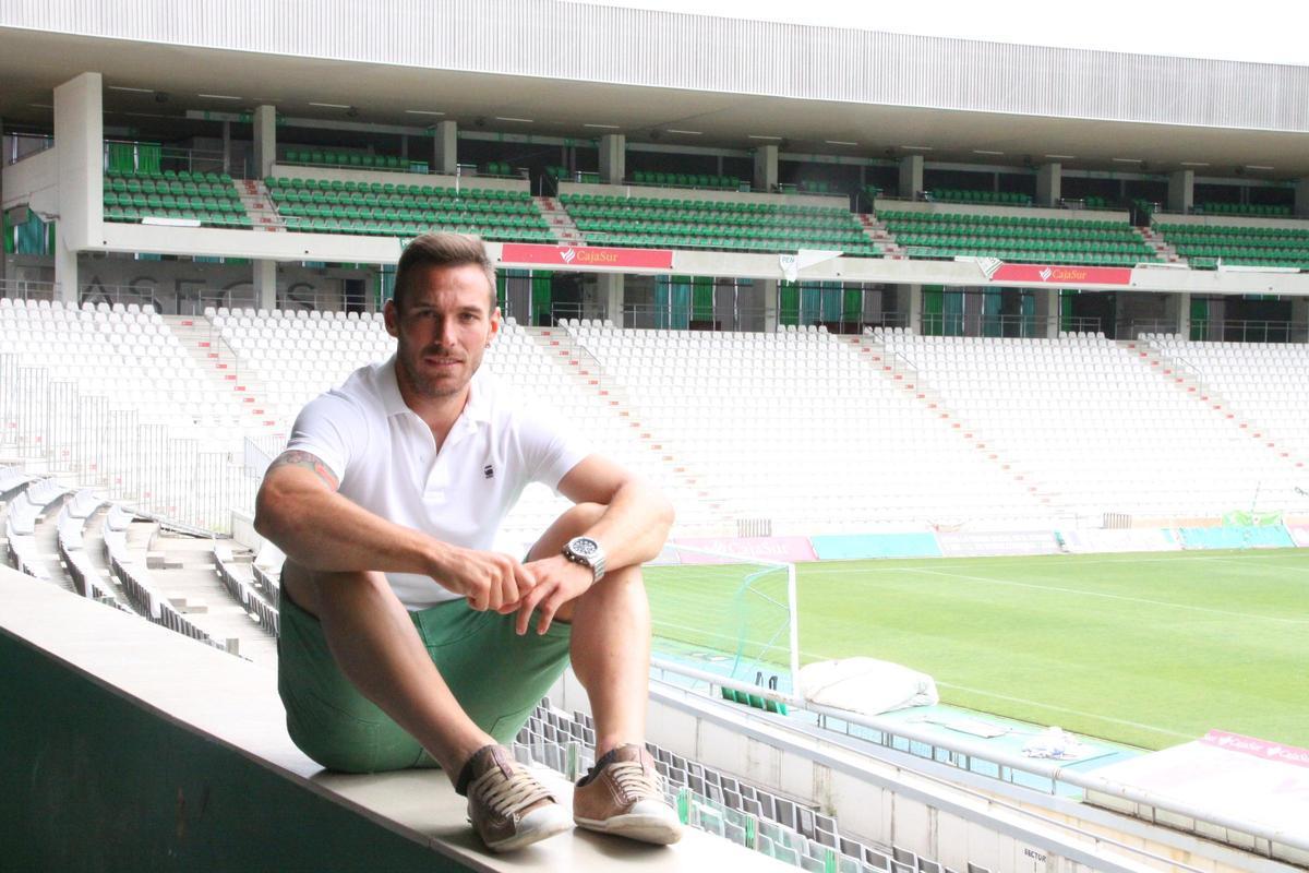 Xisco Jiménez posa en el Estadio El Arcángel.