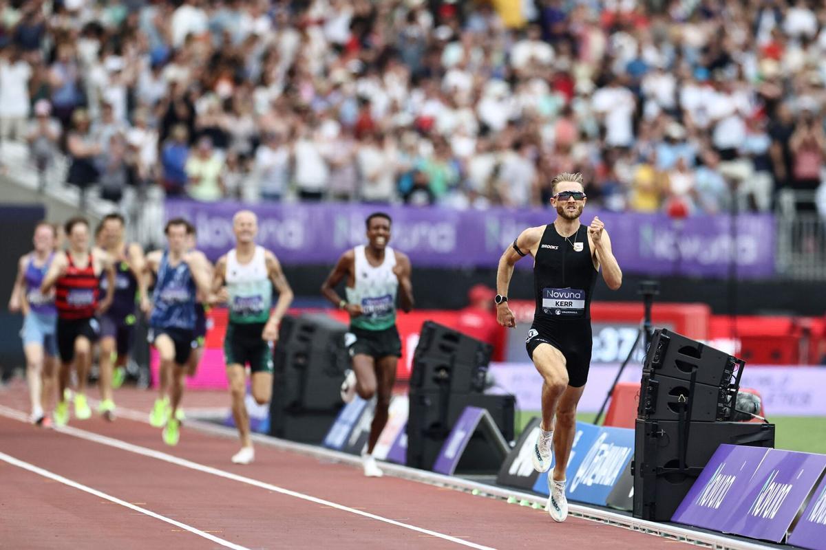 Britain's Josh Kerr (R) heads down the straight as he competes in the men's one mile event during the IAAF Diamond League athletics competition at the London stadium in London on July 18, 2026. (Photo by Henry NICHOLLS / AFP)