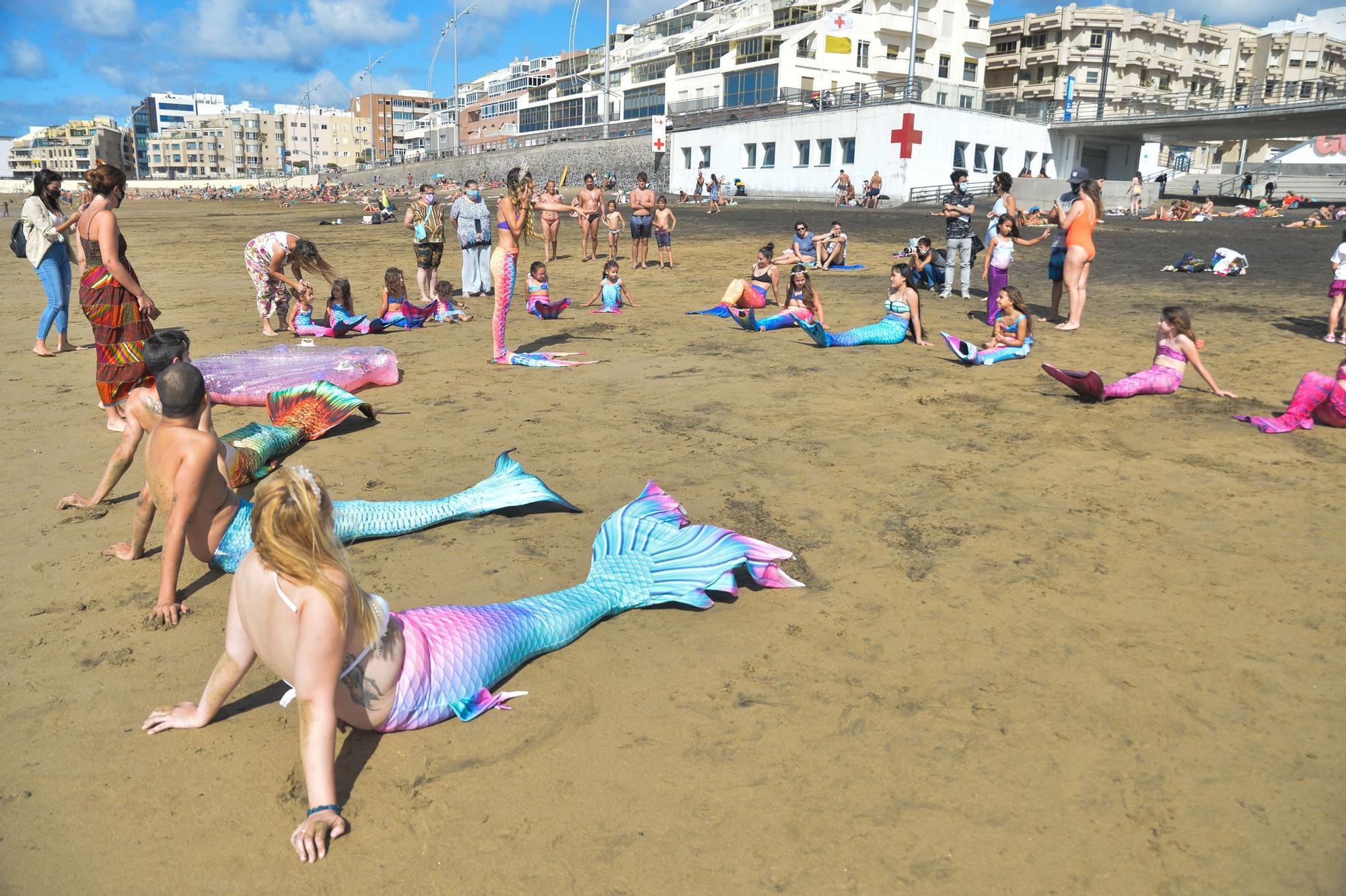 Actividades en la playa de Las Canteras de la primera escuela de sirenas y tritones de Gran Canaria (8/05/2021)