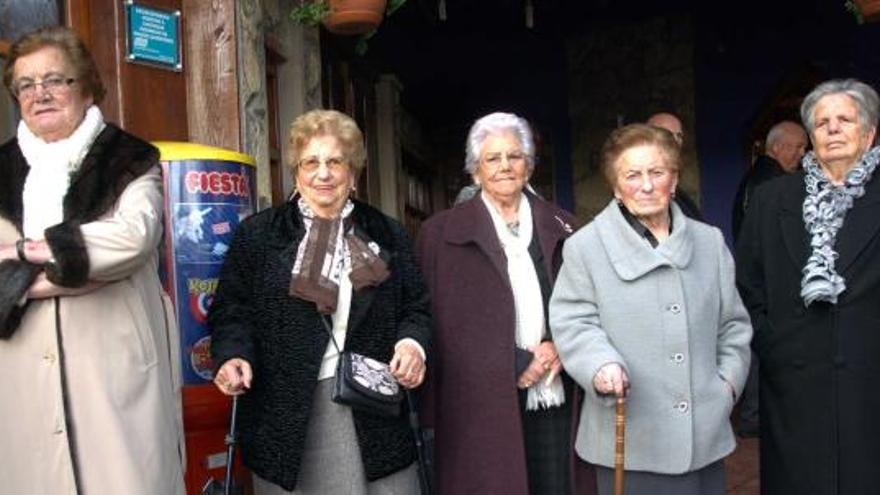 Las homenajeadas de Vega de Poja. Por la izquierda: Palmira Río, Isabel Cueva, Florinda Rodríguez, María Eloína Díaz y Balbina Mateo