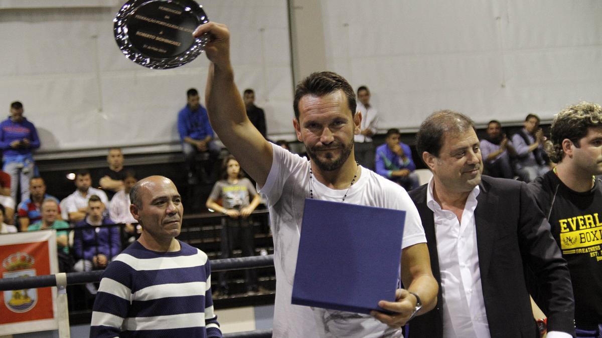 Roberto Domínguez fue uno de los boxeadores vigueses que recibieron un homenaje por su trayectoria hace unos años. (Foto de archivo)