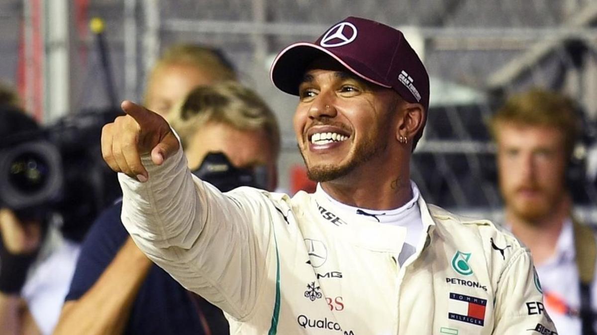 El británico Lewis Hamilton (Mercedes) celebra, en Singapur, su séptima 'pole' de la temporada.