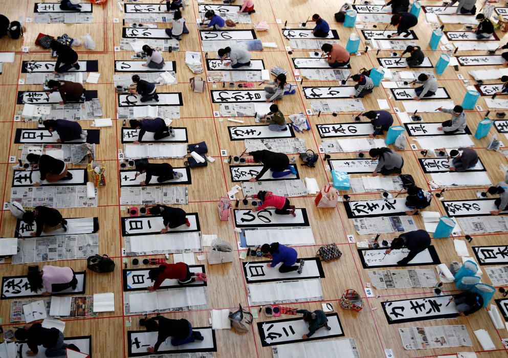 Participantes de un concurso de caligrafía en Año Nuevo en Tokio, Japón.