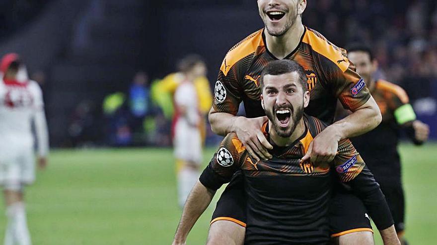 Gayà celebra uno de 
los goles frente al 
Alavés.  f.calabuig