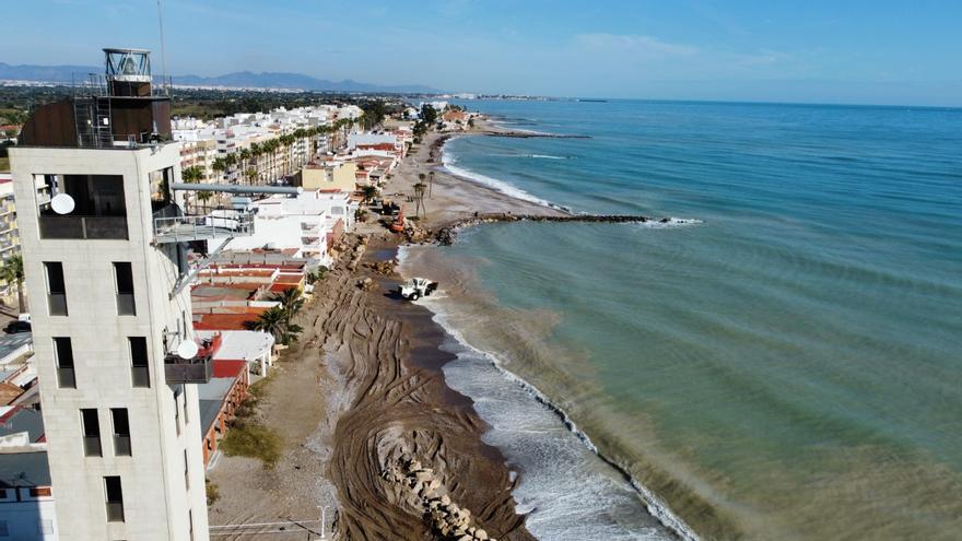 Nules no espera a Costas y actúa para proteger las 'casetes' amenazadas por el mar