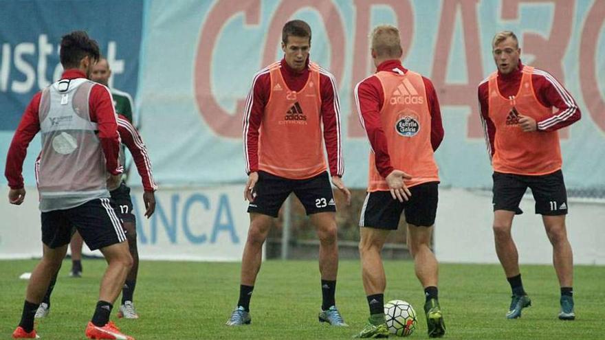 Guidetti, a la derecha, junto a Wass, con la pelota, Señé y Nolito, ayer en A Madroa. // Jorge Santomé