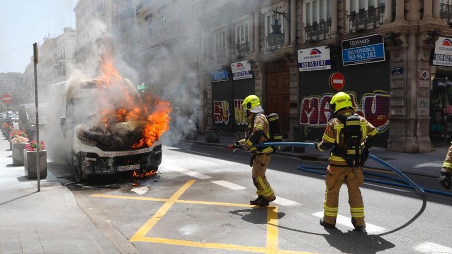 Arde una furgoneta en plena calle de La Paz de València
