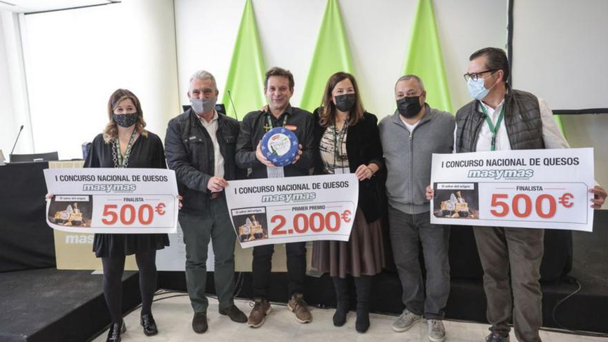 Representantes de los tres quesos premiados en el certamen “El Sabor del Origen”. //