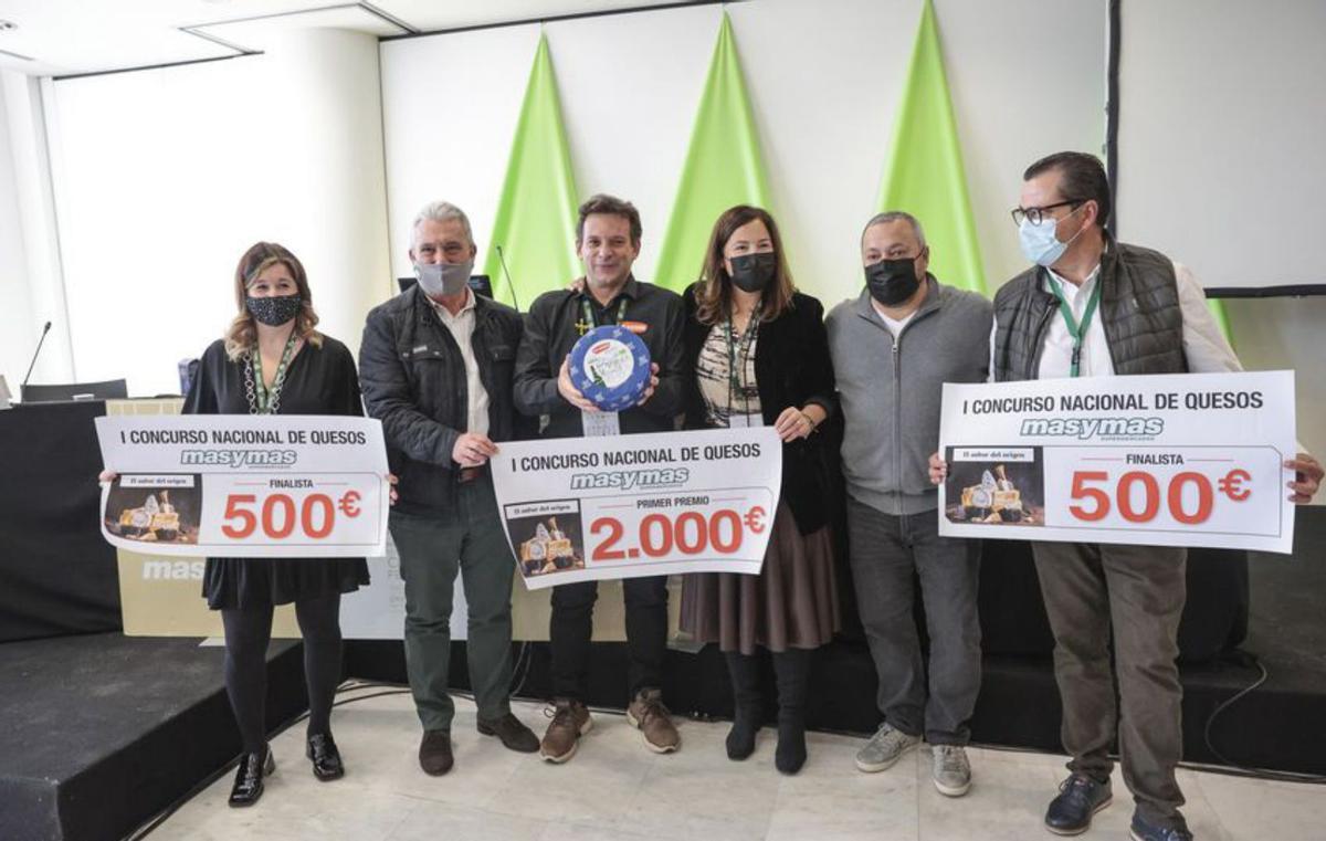 Representantes de los tres quesos premiados en el certamen “El Sabor del Origen”. //