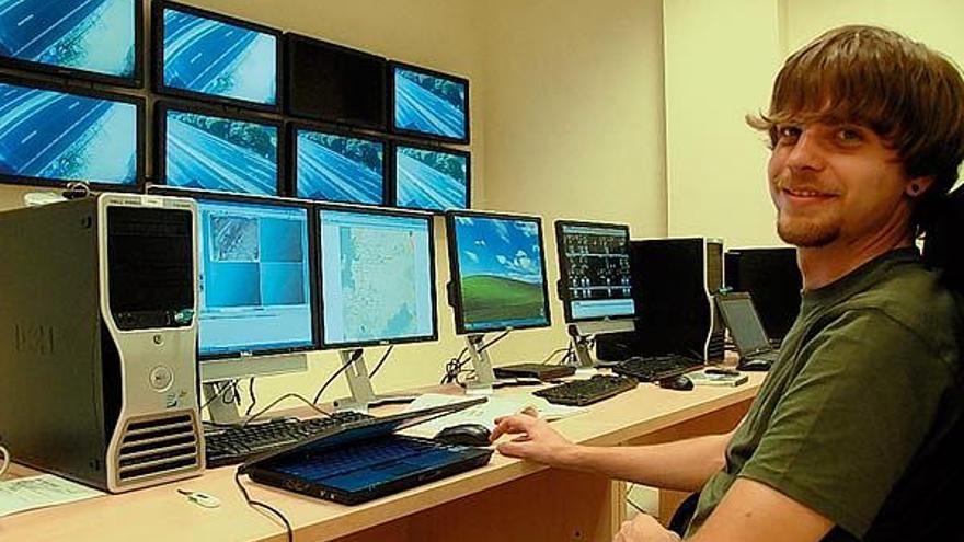 Uno de los trabajadores del centro de control de la autovía, en Mosteiro.