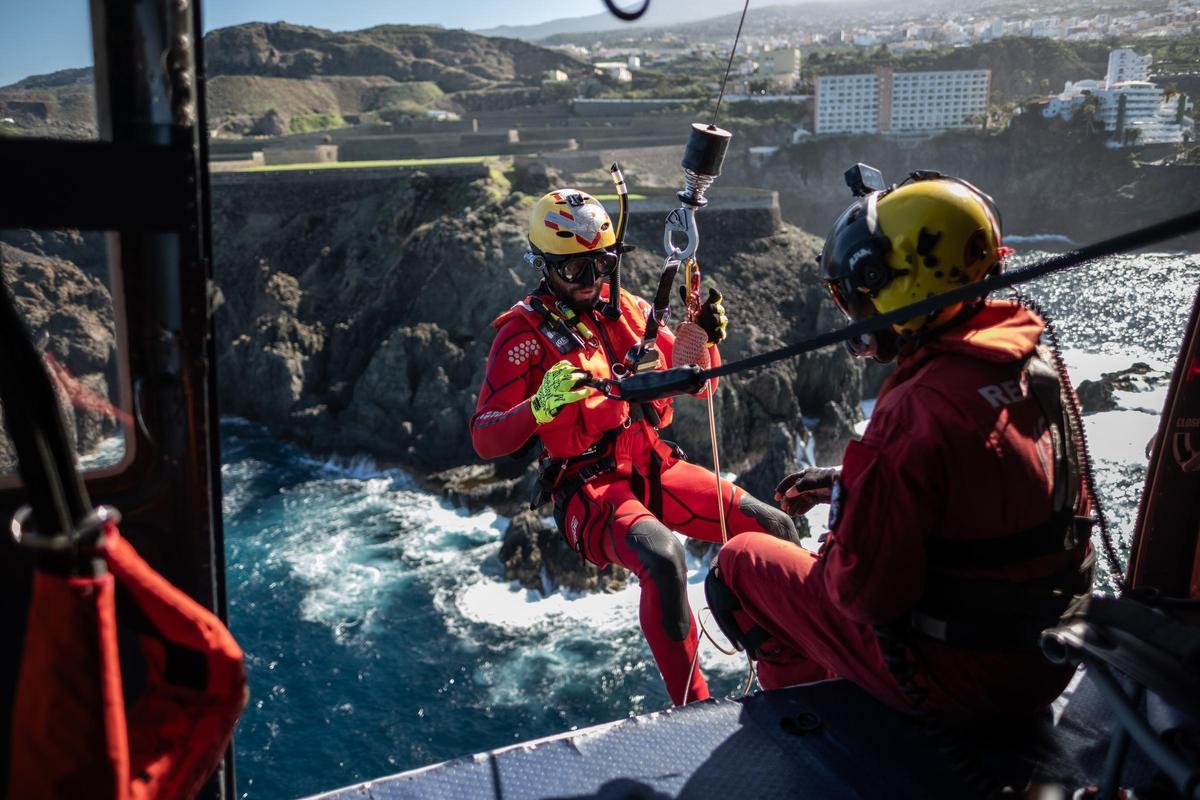 Un momento del entrenamiento de rescate en el mar en la costa de Icod de Los Vinos, en Tenerife.