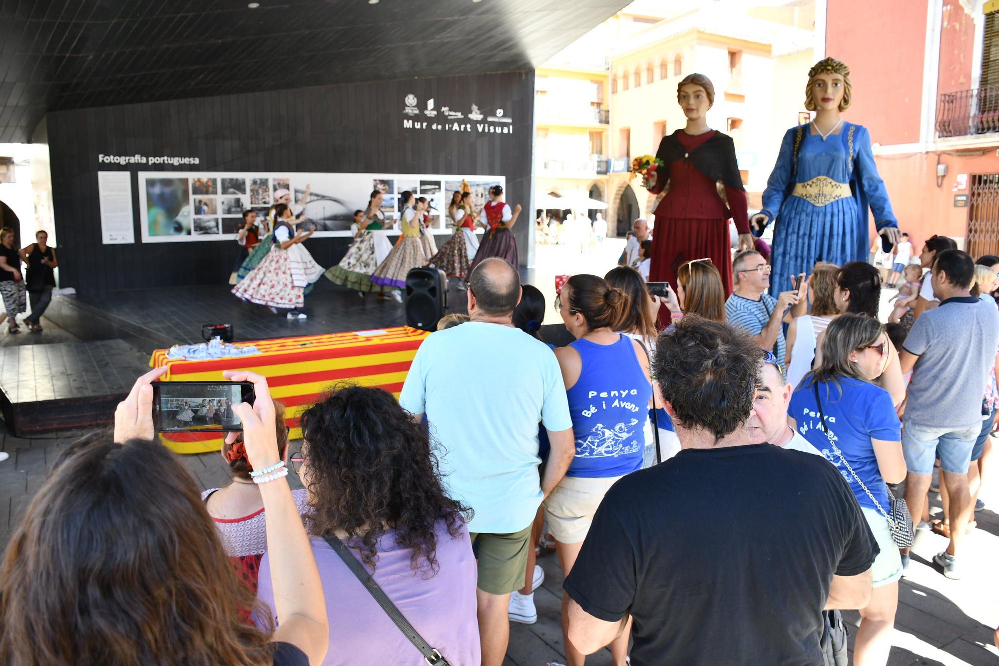 Imágenes de una intensa mañana de domingo en las fiestas de Vila-real