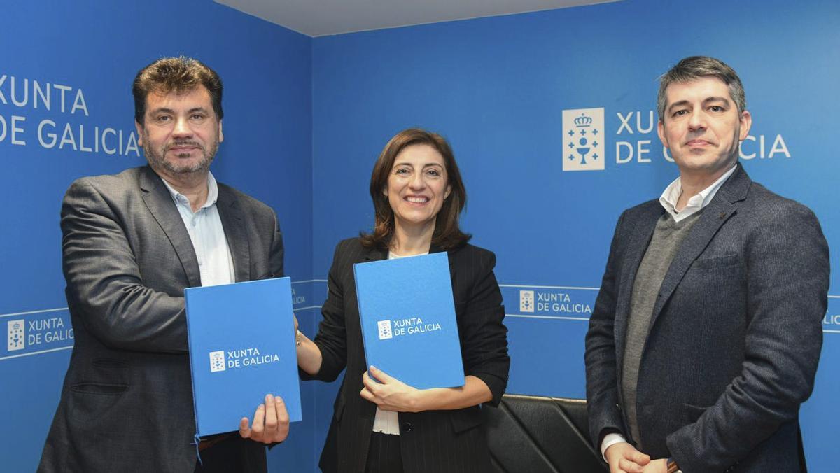 Carlos Viéitez (izquierda) y la conselleira, tras la firma del convenio. | FdV