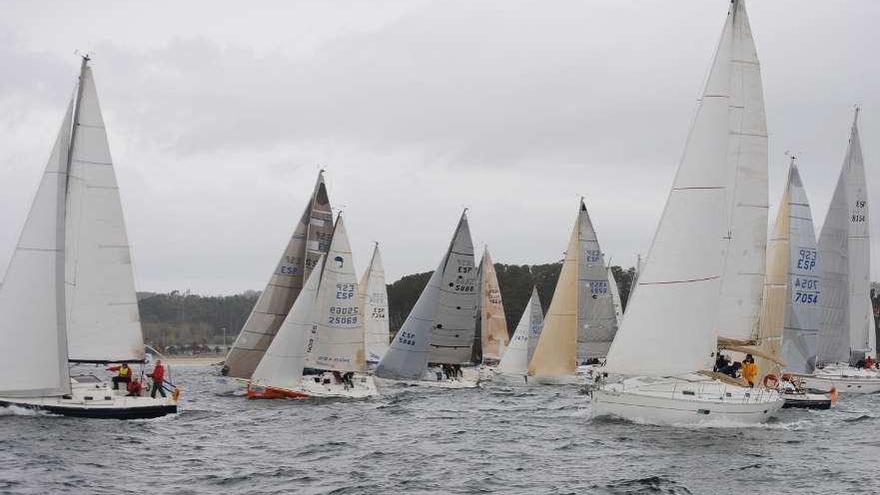 Imagen de la flota tomando la salida en la tercera etapa de la Interclubes Ría de Pontevedra. // Desmarque SL