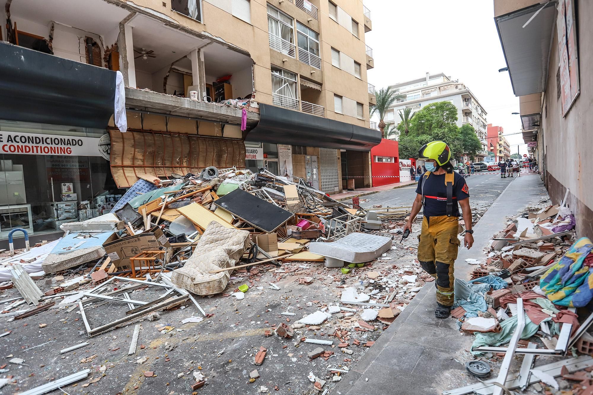 Una gran explosión destroza un edificio de Torrevieja