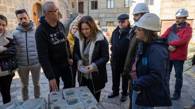 Ortiz supervisa los materiales de las vidrieras con el alcalde.
