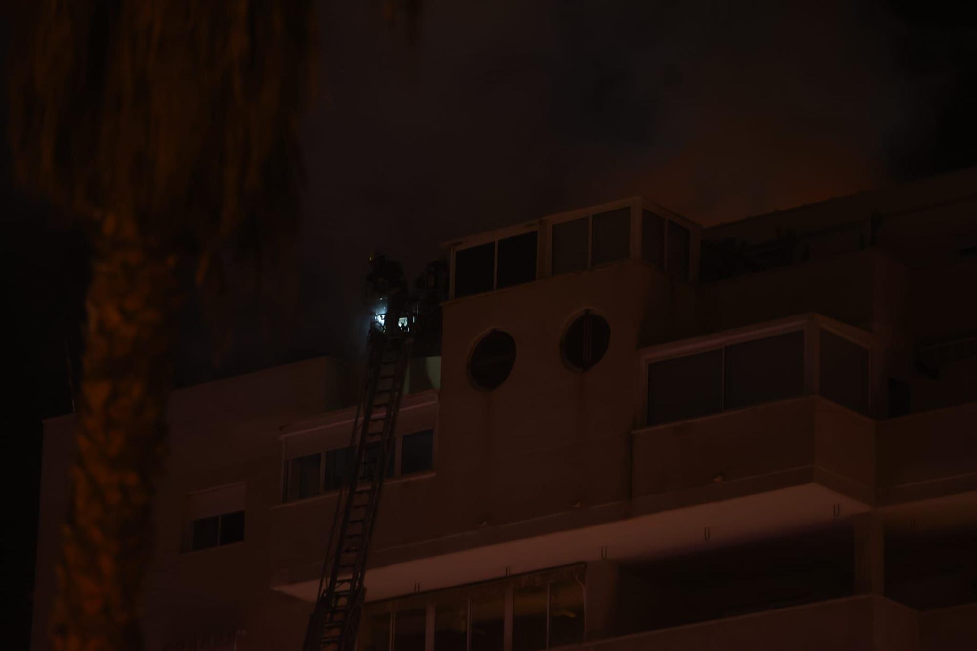 Aparatoso incendio en un piso de Playa de San Juan en Alicante