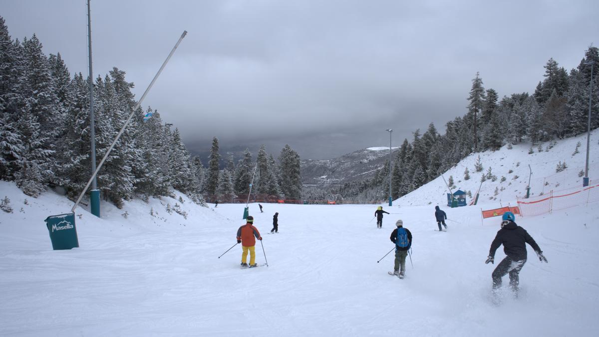 Aficionats a l&#039;esquí a l&#039;estació de Masella aquest dimecres amb neu nova