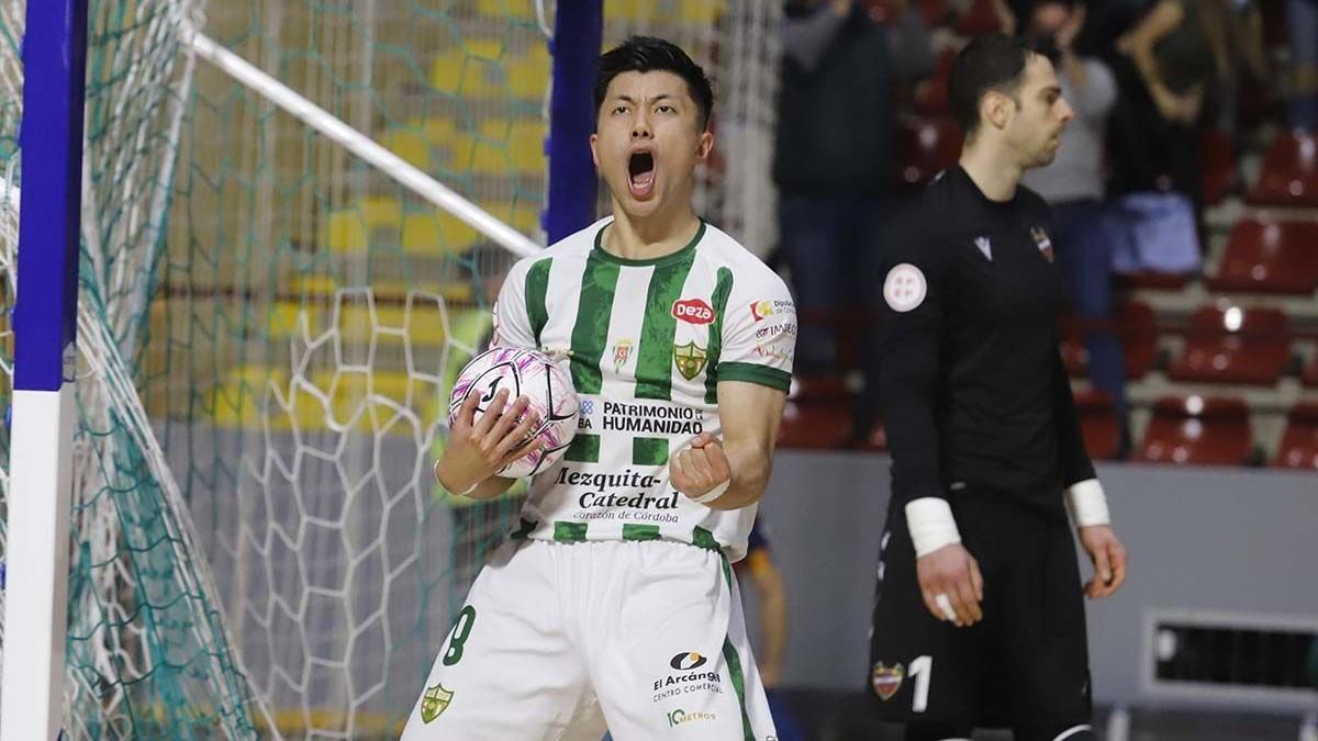 Shimizu celebra un gol ante el Levante Futsal en Vista Alegre.