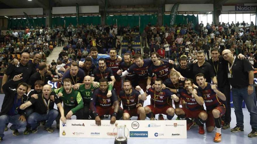El F. C. Barcelona Lassa posa como campeón en casa del Helvetia Anaitasuna.