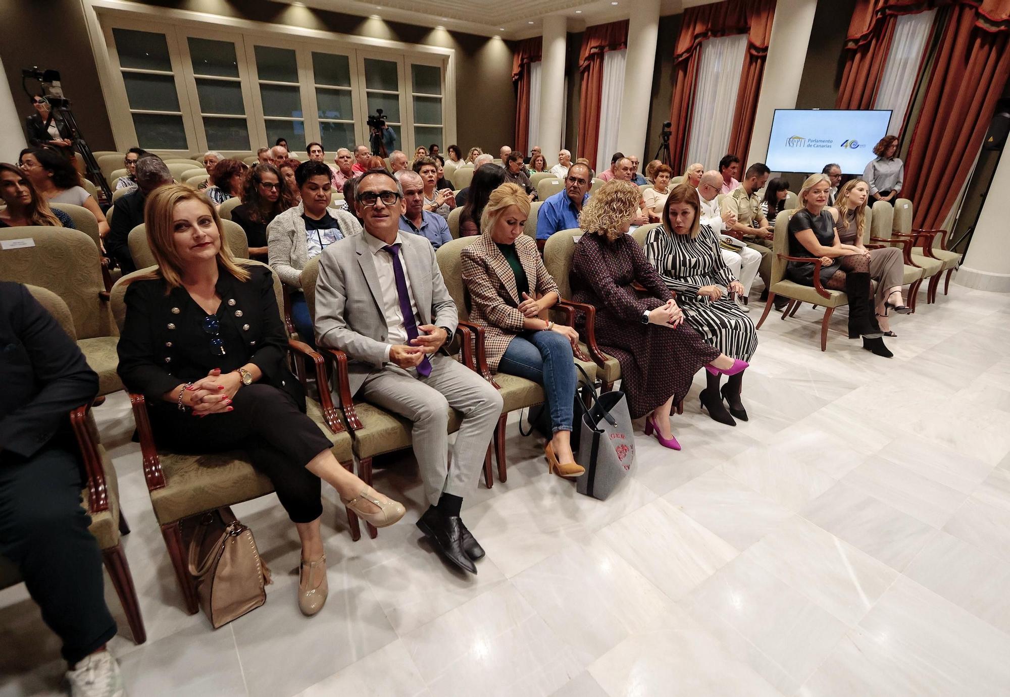 El Parlamento de Canarias rinde homenaje a los "grandes donantes" de sangre en el Archipiélago.